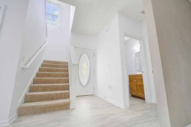 Building Photo - 3 Bedroom with a Fabulous Florida Room in Crestview!