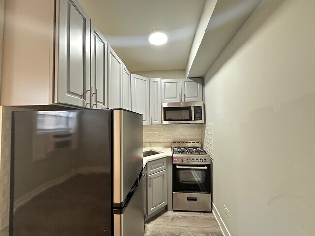 Building Photo - 508 W Belmont Ave