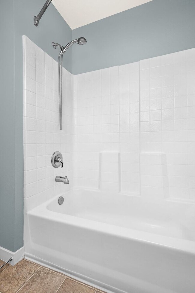 Building Photo - Move In Special! Large 1 Bedroom with Built in Office Nook - Garage Parking