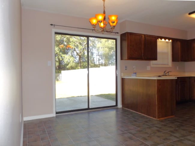 Building Photo - -Bed, 1.5-Bath Duplex in Bellview with Garage, Indoor Laundry, and Private Fenced Backyard