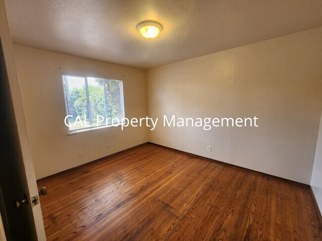 Building Photo - 430 E Laurel Dr