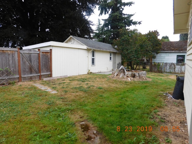 Building Photo - Large Single Family Home