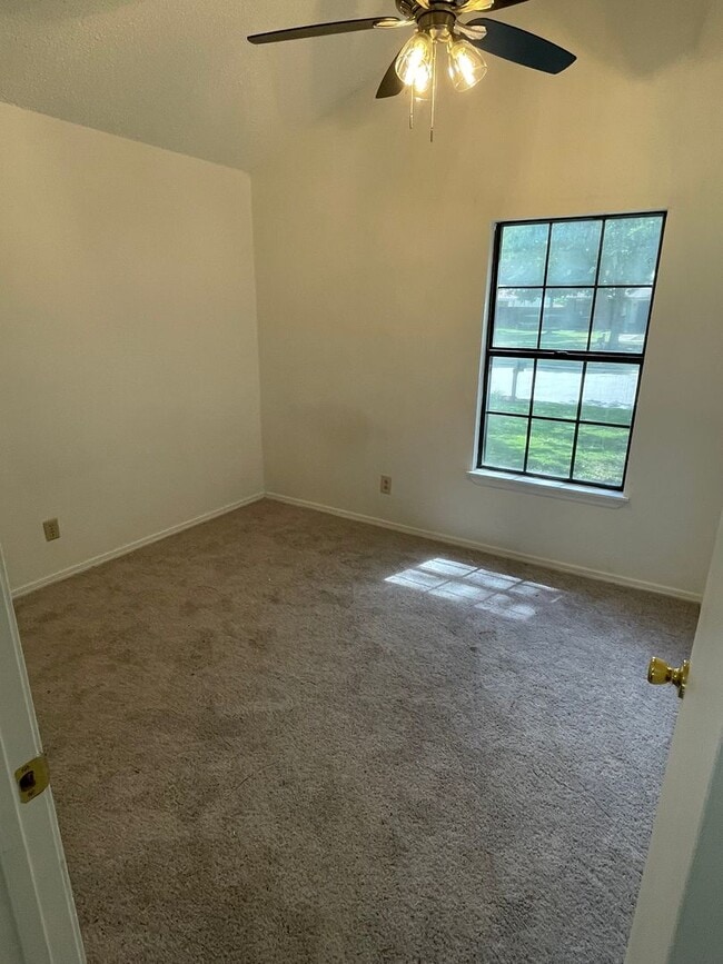 Building Photo - 3 BEDROOM 2 BATH 2 CAR GARAGE