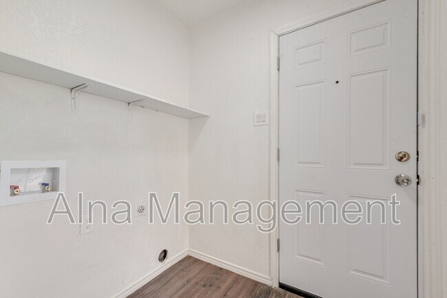 Building Photo - 2529 Belhaven Dr