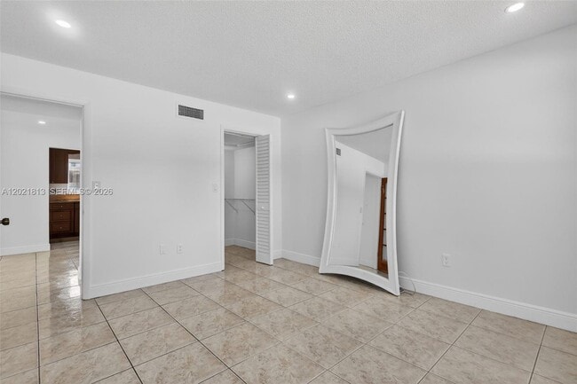 Building Photo - 1020 94th St