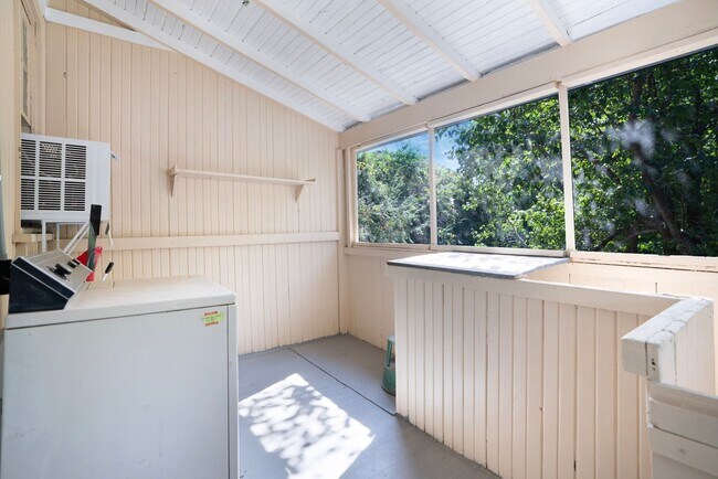 Building Photo - Charming Historic 2BR Apartment with Garag...