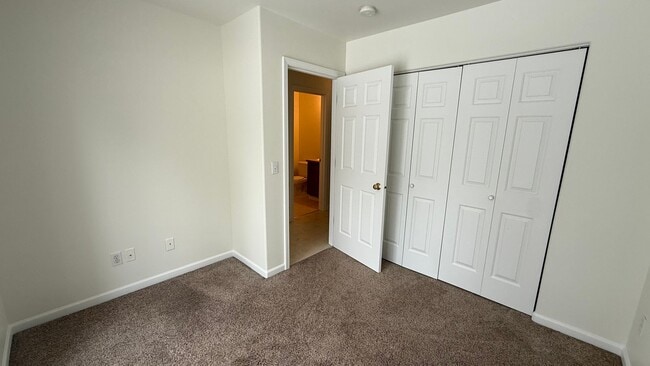 Building Photo - Lovely west Facing 3 Bed, 2 Bath, 2 Car Garage Townhouse!  Available now!