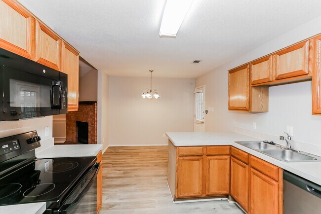 Building Photo - 526 Berryhill Dr