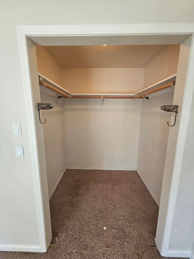 Building Photo - 19055 Ravenhill Rd