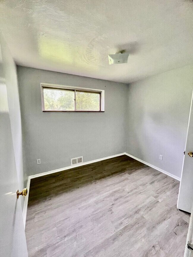 Building Photo - Bethel Park - 3 Bedroom Home - South Park Road - Pet Friendly!