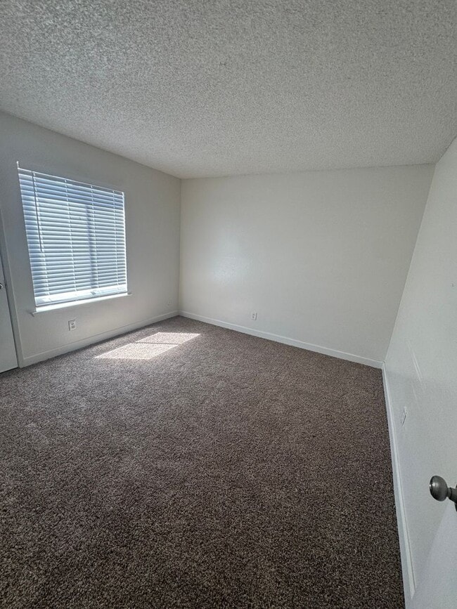 Building Photo - Downstairs Visalia apartment move in ready!