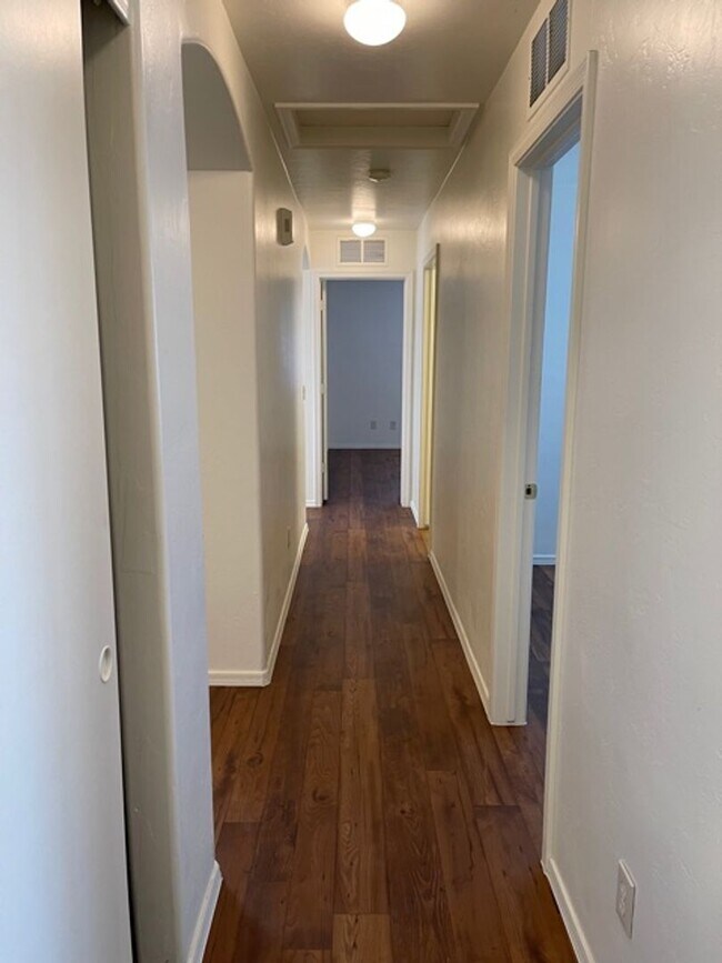 Building Photo - Beautiful 3 bedroom 2 bathroom!