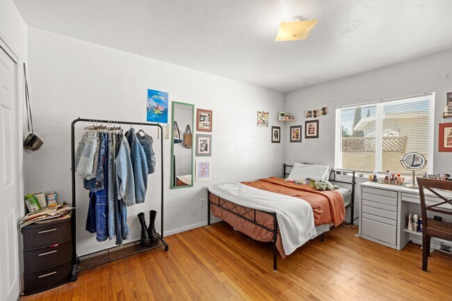 Building Photo - 5004 La Dorna St