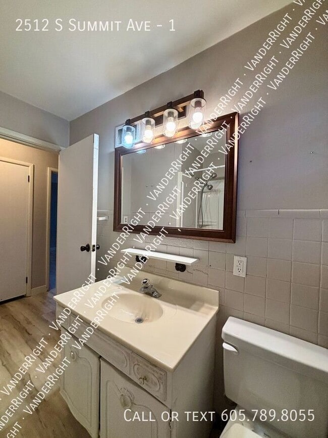 Building Photo - 2512 S Summit Ave