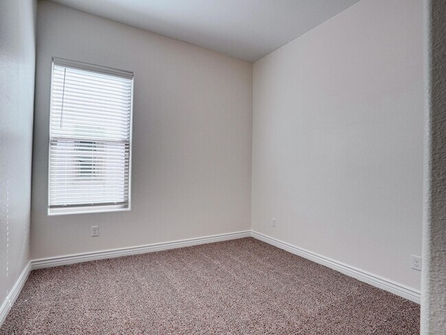 Building Photo - 392 Frodsham St