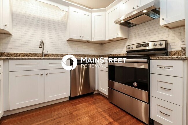 Building Photo - 3 Bedroom Pet-Friendly Home in Tarpon Springs, FL with Main Street Renewal