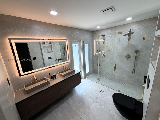 Building Photo - 10950 SW 40 Ct