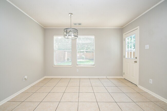 Building Photo - 707 New Pines Dr