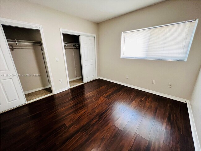 Building Photo - 946 Bay Dr