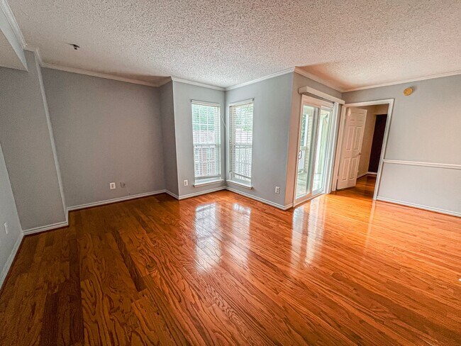 Building Photo - Charming 1 Bed 1 Bath Unit With Private Balcony In The Fountains At McLean - Water Included