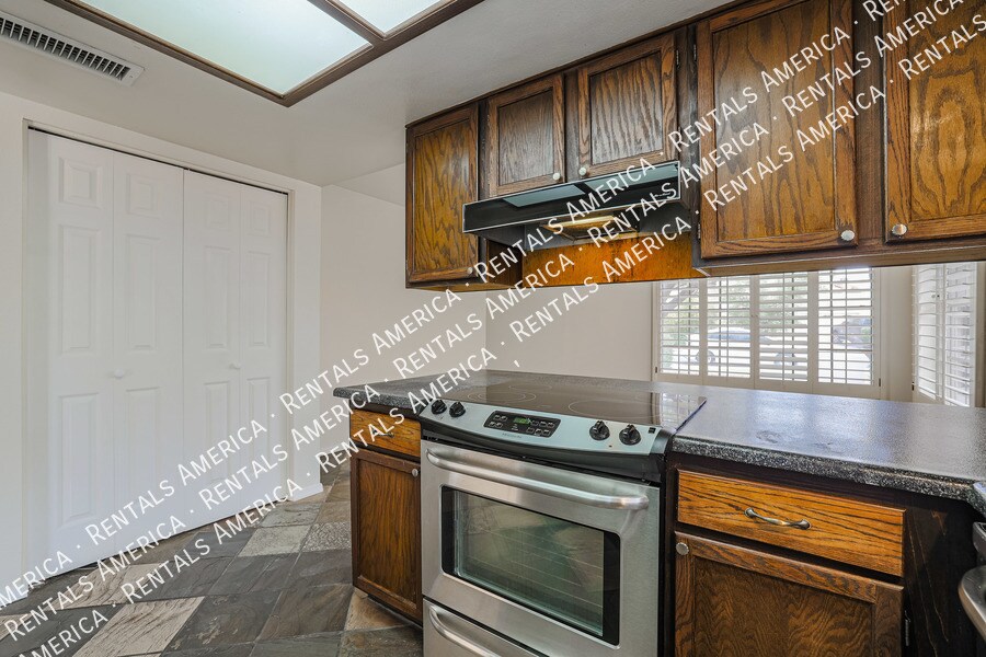 Building Photo - 2160 S Catarina-