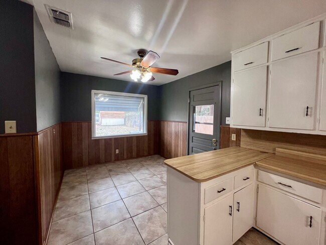 Building Photo - 3 Bedroom in Slaton