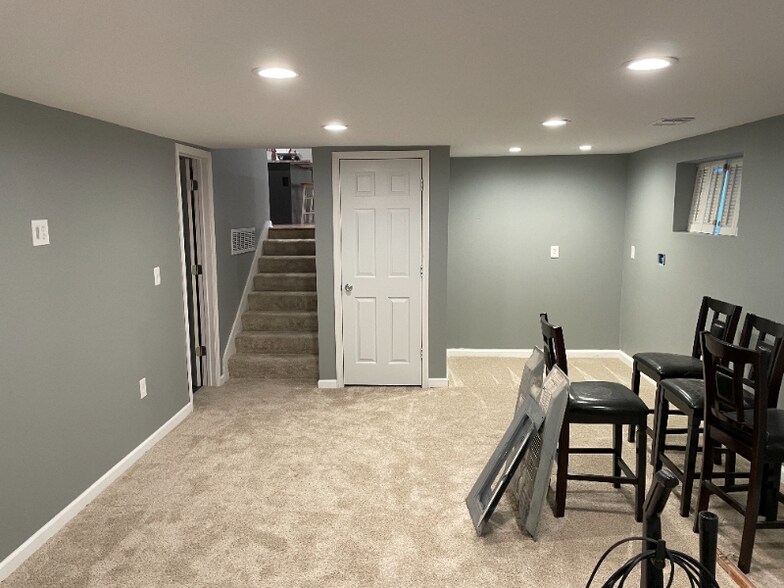 Building Photo - 9914 England Dr