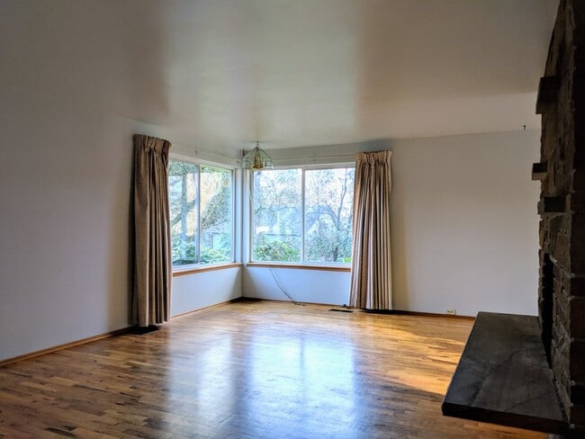 Building Photo - Spacious 3 Bed 2.5 Bath in Seatac