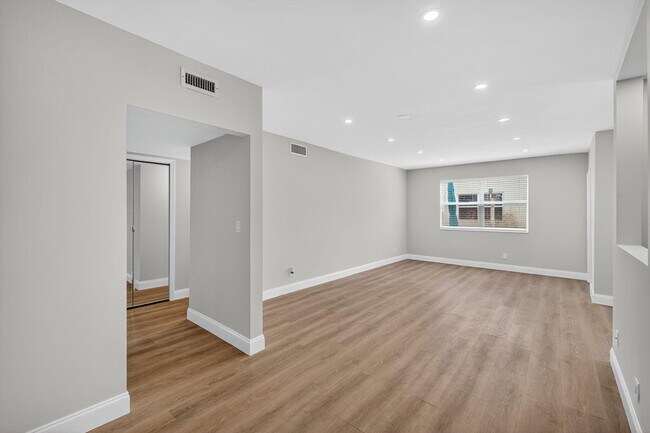 Building Photo - 2591 NE 55th Ct