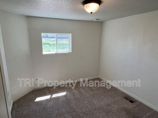 Building Photo - 327 S 2nd St