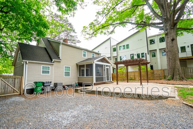 Building Photo - 3338 Eastway Dr