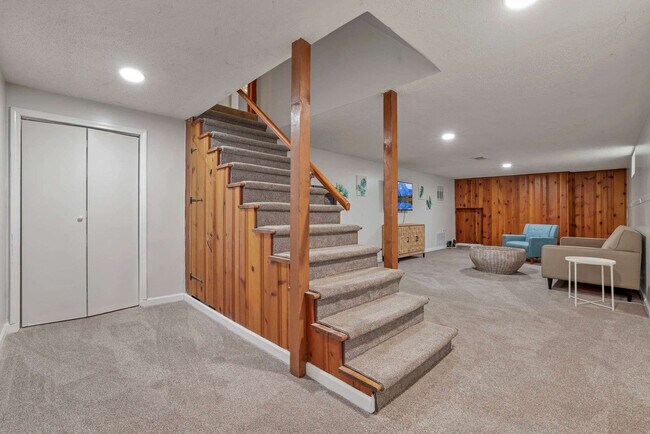 Building Photo - 3695 Montclair Dr
