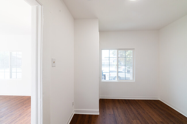 Building Photo - 2325 W 36th St