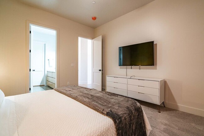 Building Photo - Adventure House!