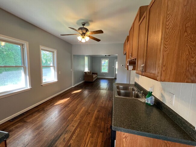 Building Photo - 2 bedroom 1 bathroom gem in Harrison Towns...
