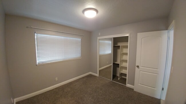 Building Photo - 552 Cimarron Dr