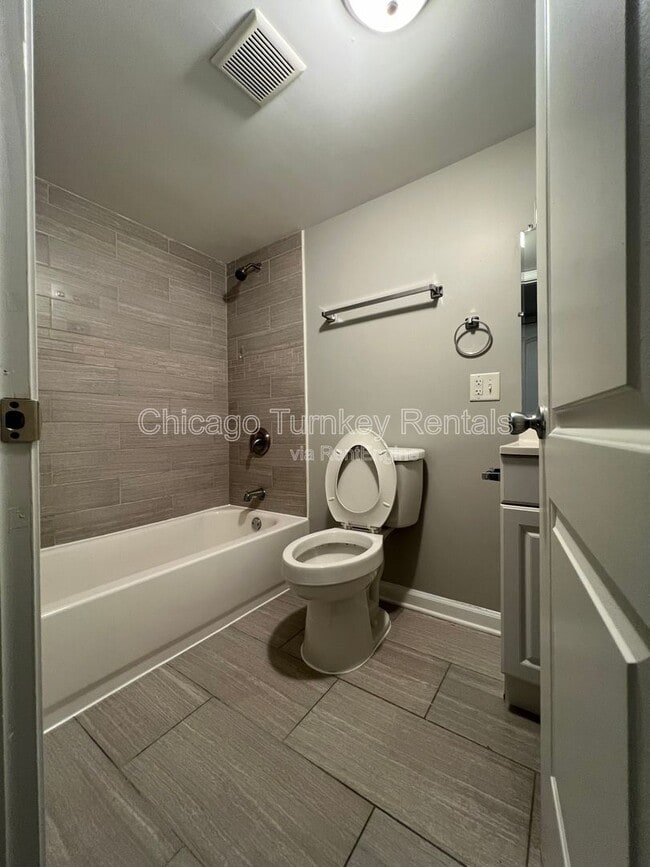 Building Photo - 17504 Oakwood Dr