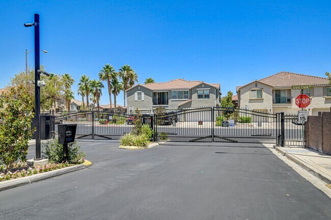 Building Photo - Stylish Townhome with Private Patio!