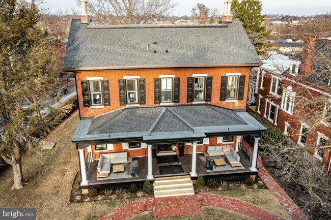 Building Photo - 305 S Walnut St