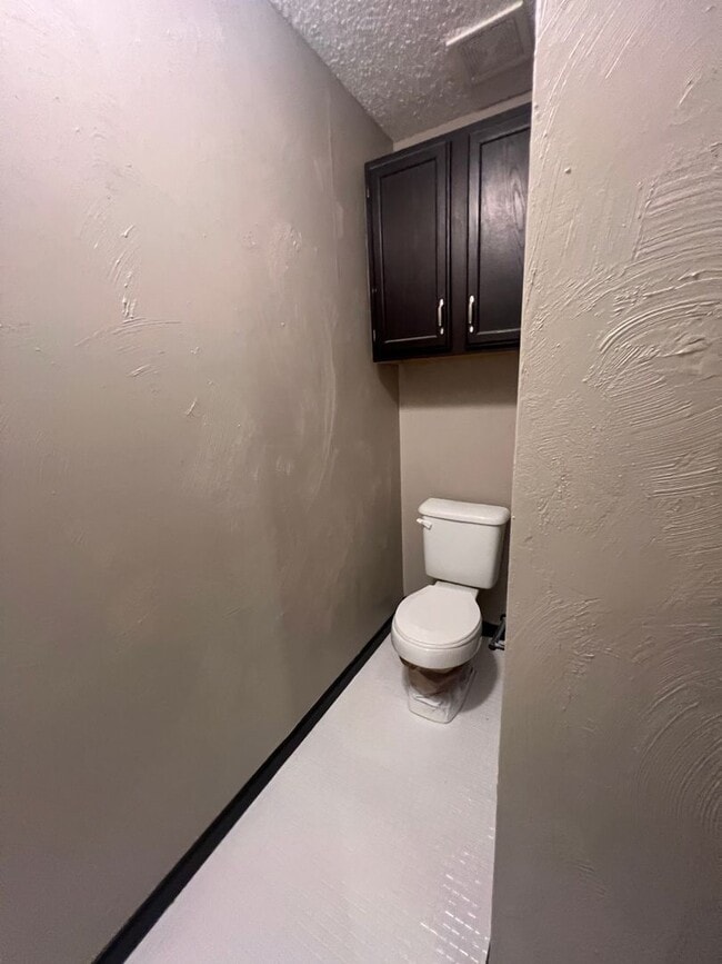 Building Photo - 4 bedroom/2 bath house