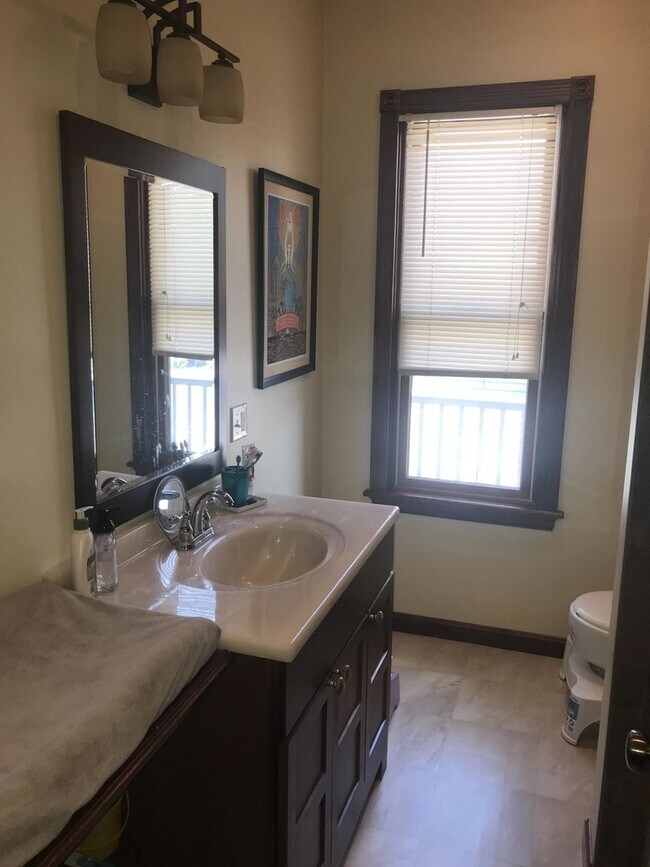 Building Photo - BU 6-bed 3-bath Massive triplex