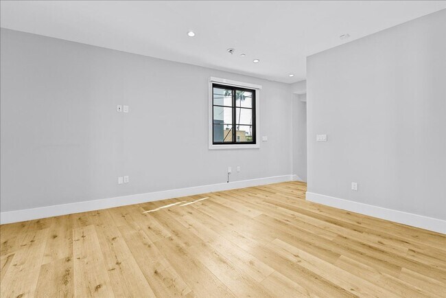 Building Photo - 1348 Burnside Ave