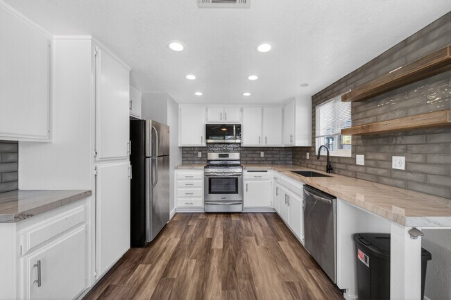 Building Photo - 29121 Ave De Las Flores