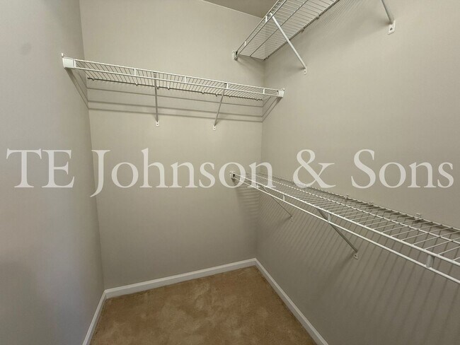 Building Photo - Spacious 4 Bedroom Home with Fenced Yard & Two Car Garage in Clemmons