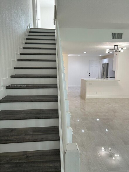 Building Photo - 1537 Barcelona Way