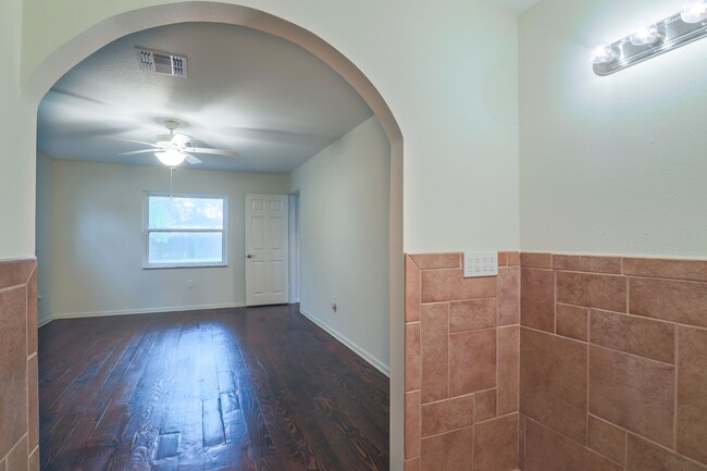 Building Photo - BEAUTIFUL 3 BEDROOMS SINGLE FAMILY HOME LO...