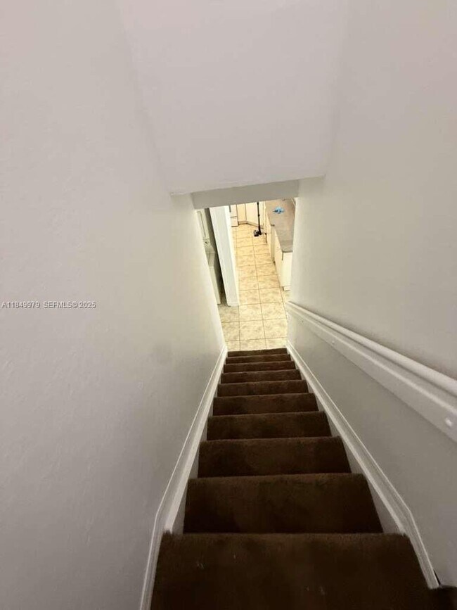 Building Photo - 820 SW 6th Ct