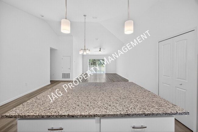 Building Photo - 728 Cornelia Ave SE