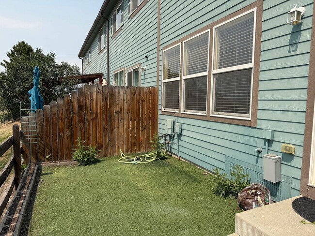 Building Photo - Delightful 3BD/2BA Townhome in Erie with Fresh Paint and New Flooring