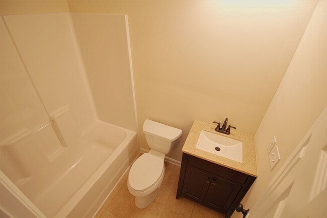 Building Photo - Beautiful 3 bed, 1/5 bath duplex in East R...